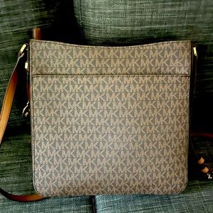Michael Kors like new messenger bag. Carried for a week. Perfect condition.